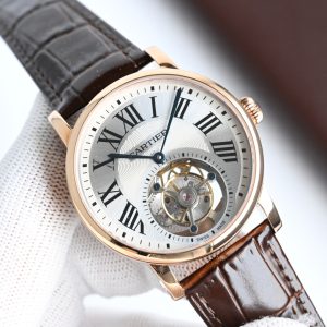 Alternative view of The refined case of the Cartier Rotonde de Cartier Tourbillon Cadran Love watch provides an ideal stage for imaginative designers to showcase mechanical components. This new tourbillon, meticulously developed by the Cartier watchmaking workshops, embodies all the hallmarks of a rich and ever-evolving horological heritage.Its distinctive three-bridge tourbillon cage serves as the seconds indicator, while the exquisite floating mechanism commands all attention—seemingly nothing can halt its motion. Viewed from any angle, this floating device has finally found true freedom. Through the magic of watchmaking expertise, pure mechanical artistry is elevated to new heights.